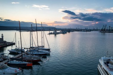 Gün batımında rıhtımdaki yat ve teknelerin havadan görüntüsü. Karadeniz, Varna, Bulgaristan.