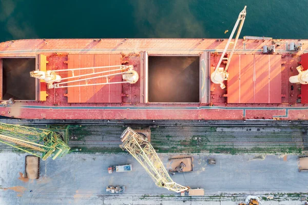 輸出用の大型船荷役穀物の無人機からのトップビュー 水上交通 — ストック写真