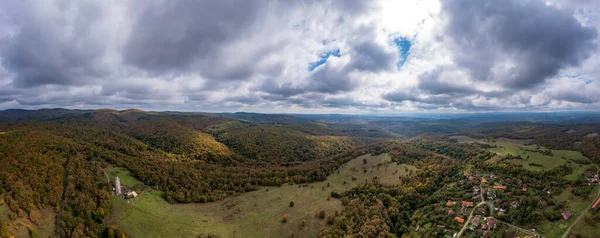 俯瞰高山全景 山顶上覆盖着秋天的森林 — 图库照片