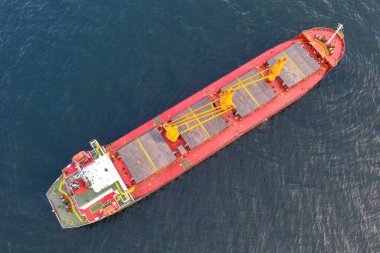 Kargo gemisinin hava üst görüntüsü ithalat yelkenciliği.