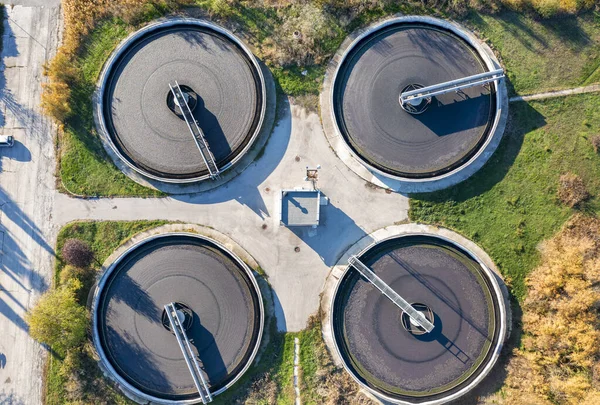 从空中俯瞰污水处理厂 一个大的沉积排水群 — 图库照片