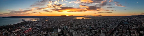 Esplêndida Vista Panorâmica Aérea Pôr Sol Sobre Cidade Varna Bulgária — Fotografia de Stock