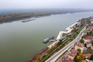 Tuna Nehri 'nin havadan görünüşü ve Bulgaristan' ın Ruse kentinin rıhtımı