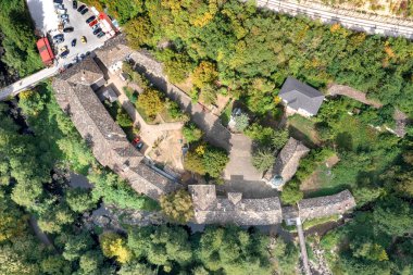 Bulgaristan 'ın Dryanovo kenti yakınlarındaki Dryanovo Manastırı' nın havadan görünüşü St. Archangel Michael