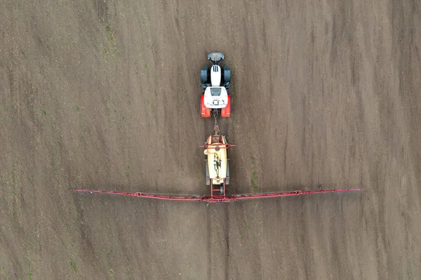 Ansicht Von Oben Traktor Versprüht Getreide Auf Einem Feld — Stockfoto