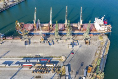 İhraç için tahıl yükleyen büyük bir geminin hava görüntüsü. Su taşımacılığı 