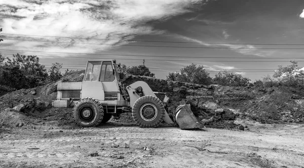 在施工过程中 推土机或装载机将泥土移动 土方重型设备 — 图库照片
