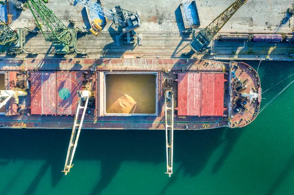 Вид Сверху Беспилотника Большого Корабля Загружающего Зерно Экспорт Водный Транспорт Стоковое Фото