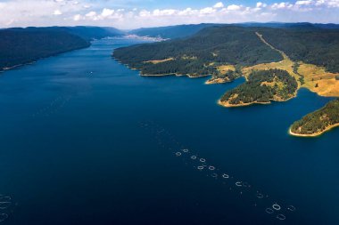 Balık çiftliğiyle muhteşem göl manzarası