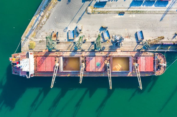 輸出用の大型船荷役穀物の無人機からの空中ビュー 水上交通 ロイヤリティフリーのストック写真