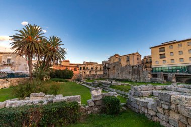 Apollo Tapınağı 'nın kalıntıları Piazza Pancali' de. Ortigia adasındaki en önemli antik Yunan anıtlarından biridir.