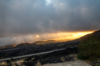 Sicilya 'daki Etna Dağı' na giden volkanik kayaların ve yolun manzarası