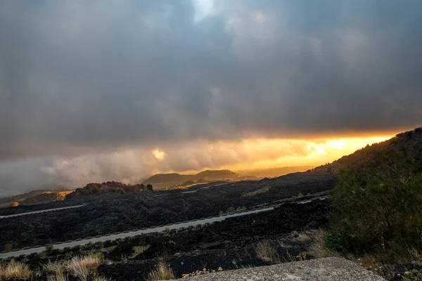 Utsikt Över Vulkaniska Klippor Och Vägen Till Etna Berg Sicilien — Stockfoto
