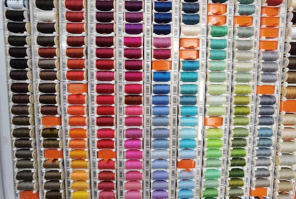 Dikiş Için Çok Renkli Iplikler Seti Palette Düzenlenmiş Birçok Farklı — Stok fotoğraf