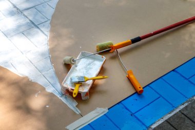 Boya silindiri, fırçalar ve dışarıda boyamak için plastik bir alet..