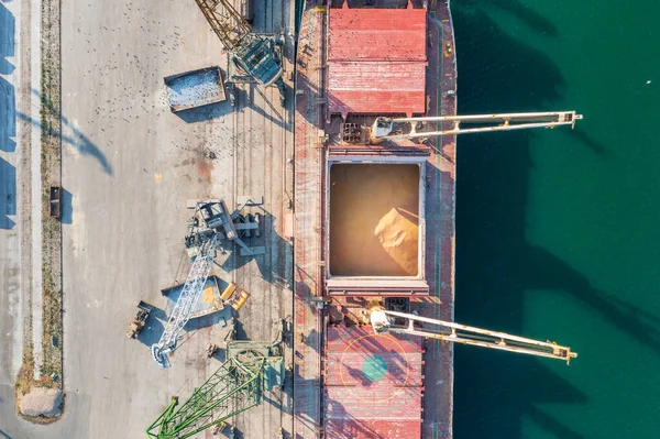 从一艘装载谷物供出口的大船的无人机俯瞰 — 图库照片