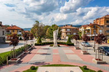 Panagyurishte, BULGARIA - 01 Eylül 2022: Bulgaristan 'ın Pangyurishte kentindeki Rayna Knyaginya şehir bahçesi ve heykelinin havadan görünüşü