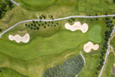 Golf sahasının manzarası yeşil bir tarlanın, çimlerin ve çimlerin havadan görünüşü. Golfçüler için oyunlar, spor ve açık hava eğlence aktiviteleri için tasarım.