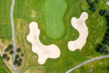 Golf sahasının manzarası yeşil bir tarlanın, çimlerin ve çimlerin havadan görünüşü. Golfçüler için oyunlar, spor ve açık hava eğlence aktiviteleri için tasarım.