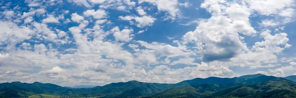 Dağ Tepelerinin Üzerinde Güzel Bulutlardan Oluşan Hava Manzarası — Stok fotoğraf