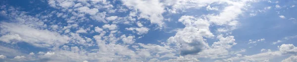 Vista Panorâmica Céu Azul Com Nuvens Luz Solar — Fotografia de Stock