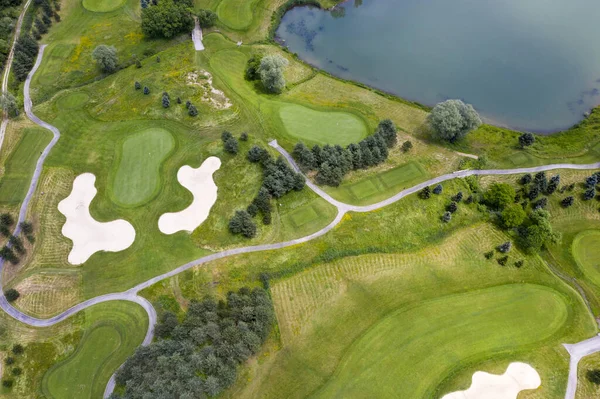 ゴルフ場の風景や湖や空中ビューで湖畔の水 ゴルファーがゲーム スポーツ 屋外レクリエーション活動をプレイするためのデザイン — ストック写真