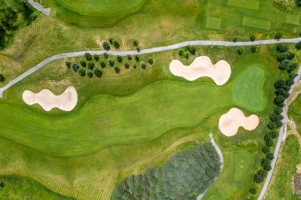 Golf sahasının manzarası yeşil bir tarlanın, çimlerin ve çimlerin havadan görünüşü. Golfçüler için oyunlar, spor ve açık hava eğlence aktiviteleri için tasarım.