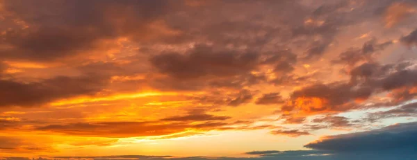 Dramatic Colorful Clouds Sky Panoramic View — стоковое фото