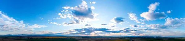 Mooie Wolken Zonlicht Aan Hemel Bij Zonsondergang Het Land — Stockfoto