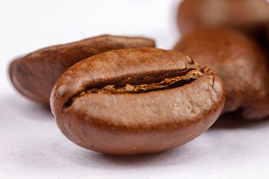 Bir yığın kahve çekirdeği beyaz üzerine izole edilmiş.