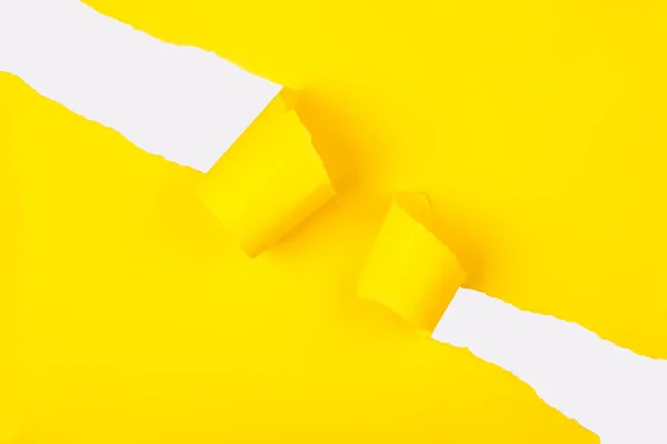 Papel Amarelo Rasgado Com Bordas Enroladas Cor Branca Sob Papel — Fotografia de Stock