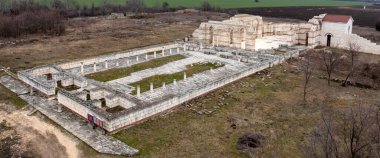 Bulgaristan 'ın Pliska kentindeki Büyük Bazilika' nın hava manzarası. Ortaçağ Avrupa 'sındaki en büyük Hıristiyan katedrali. İlk Bulgar başkenti.