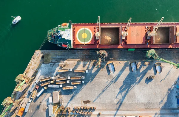 輸出用の大型船荷役穀物の無人機からのトップビュー 水上交通 ロイヤリティフリーのストック画像