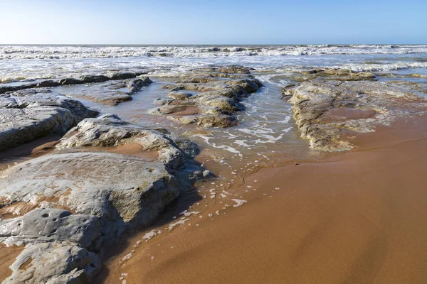 Akdeniz 'in güzel kayalıkları. Denizler arasında kayalar.