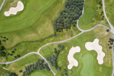 Golf sahasının manzarası yeşil bir tarlanın, çimlerin ve çimlerin havadan görünüşü.. 