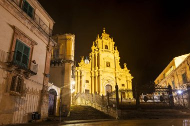 Ragusa ibla, Sicilya 'daki San Giorgio katedrali ve Piazza Duomo' nun gece manzarası