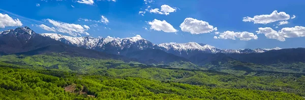 Панорамный Вид Беспилотника Горы Снежными Вершинами Зелеными Холмами Стоковая Картинка