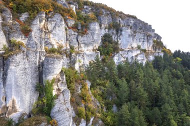 Ulusal Tarih ve Arkeolojik Rezerv Madara 'daki inanılmaz uçurumlar. Bulgaristan 'ın Shumen kenti yakınlarında.