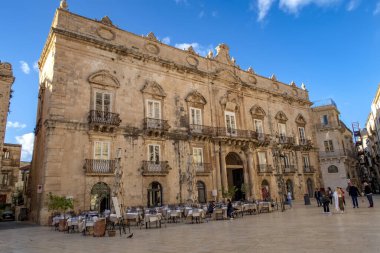 Syracuse, İtalya - 21 Kasım 2022: Piazza Duomo ve Barok mimari binası. Seyahat fotoğrafı..