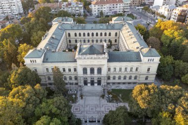 Varna, Bulgaristan - 14 Ekim 2019: Bulgaristan 'ın Varna kentindeki Arkeoloji Müzesi' nin havadan görünüşü