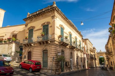 Noto - 22 Kasım 2022: Sicilya, Noto 'da bir barok tarzı ev ve sokak.