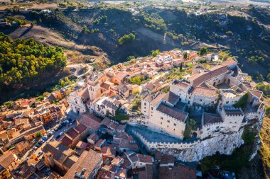 Caccamo, Sicilya, İtalya. Etkileyici Norman kalesi ve kırsal kesimi olan popüler ortaçağ kasabası manzarası.