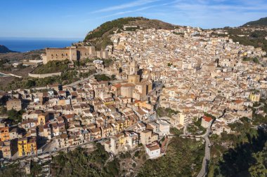 Caccamo, Sicilya, İtalya. Etkileyici Norman kalesi ve büyük katedrali olan popüler ortaçağ kasabası manzarası