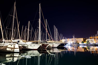 Gece Palermo, Sicilya 'da bir limanda demirlemiş tekne ve yatlar.