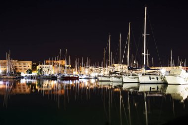 Gece Palermo, Sicilya 'da bir limanda demirlemiş tekne ve yatlar.