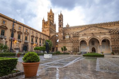 Palermo, İtalya 'daki ünlü Palermo Katedrali' nin bahçesi ve girişi