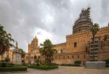 Palermo, İtalya 'daki ünlü Palermo Katedrali' nin şehir manzarası