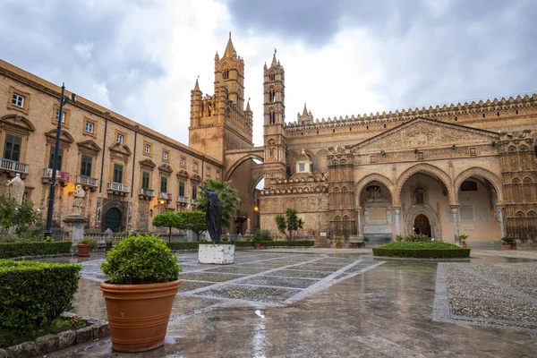 Palermo, İtalya 'daki ünlü Palermo Katedrali' nin bahçesi ve girişi