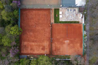 Parkta tenis oynamak için kil sahası, hava manzarası. 