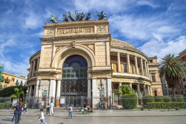 Palermo, İtalya - 12 Kasım 2023: Sicilya 'daki Piazza Ruggero Settimo Meydanı' nda Neoklasik Palermo Politeama Tiyatrosu veya Teatro Politeama Garibaldi